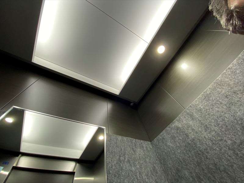 エレベーター内部